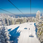 Skilift med sæder, der kører over bjerget og skisporene